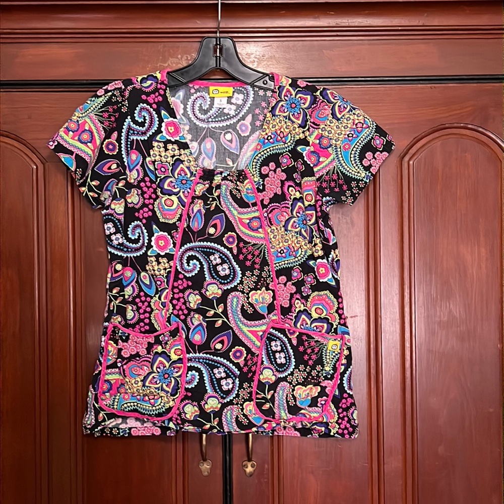Wink Scrub Top With Psychedelic Wild Paisley Colors Size Small